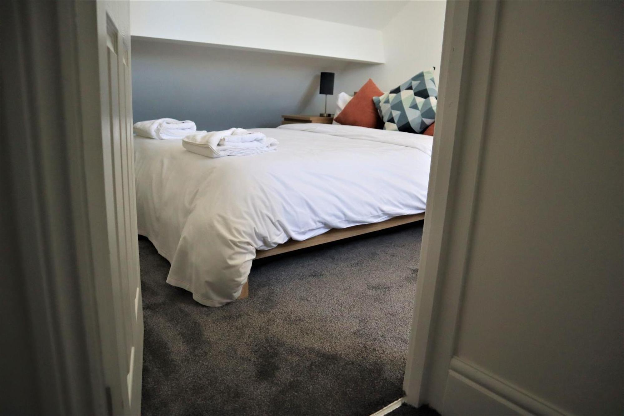 Victoria 4 Bedroom Serviced House Short Lets - Near Northampton Gen Hosp & Town Centre Exterior foto