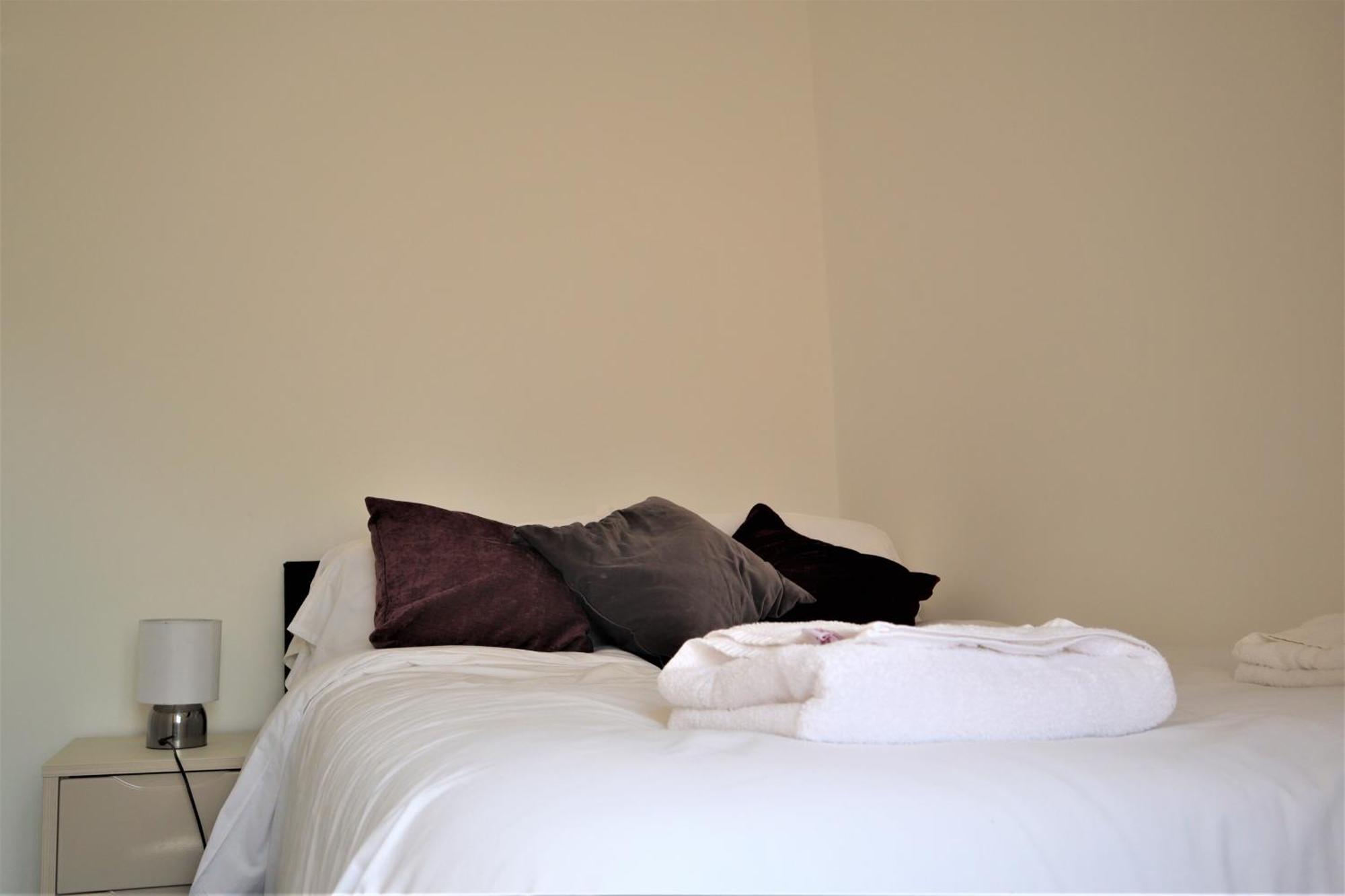 Victoria 4 Bedroom Serviced House Short Lets - Near Northampton Gen Hosp & Town Centre Exterior foto